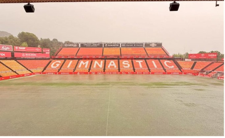 Una imatge per a refrescar aquest dur estiu en el Nou Estadi de Tarragona // FOTO: Nàstic