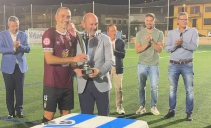 El Peralada és el darrer campió del Torneig de l'Estany i Rafael Louzán, president de la RFEF, va lliurar el guardó // FOTO: CE Banyoles