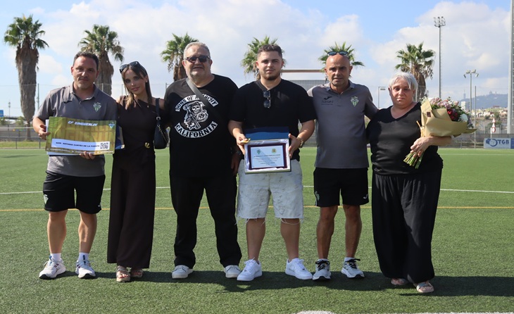 Gran detall del club colomenc al seu soci Antonio Cortés i a la família // FOTO: CF Singuerlín